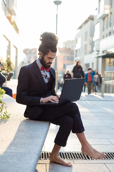 Elegante elegante dreadlocks empresário usando notebook — Fotografia de Stock