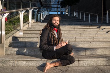 şık zarif dreadlocks işadamı müzik dinleme