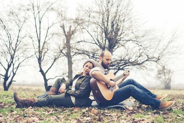 Paar verliefd op gitaar — Stockfoto