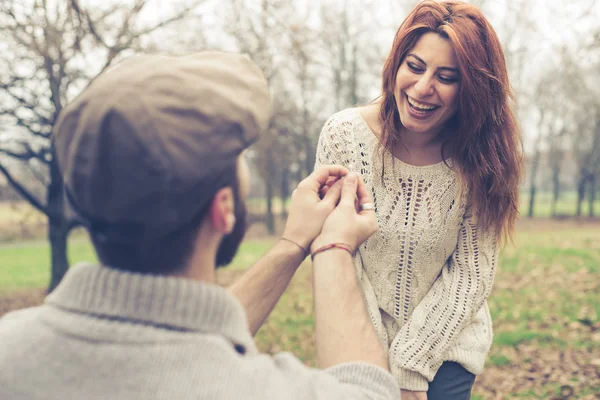 Paar in liefde huwelijk voorstel — Stockfoto