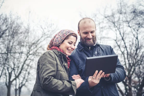 Couple amoureux utilisant une tablette — Photo