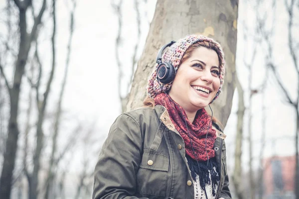 Mujer escuchando música — Foto de Stock