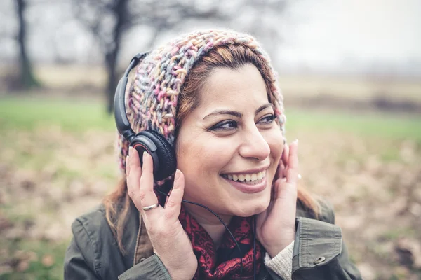 Femme écoutant de la musique — Photo