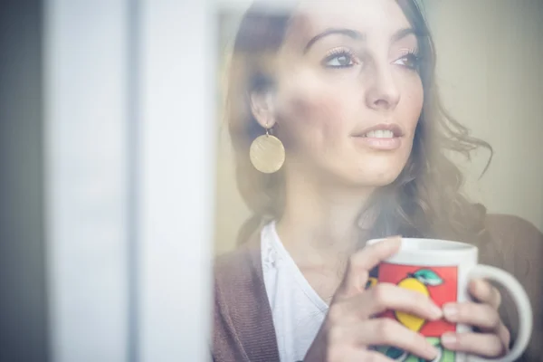 Schöne Frau mit Tasse — Stockfoto