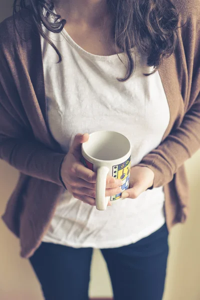 Schöne Frau mit Tasse — Stockfoto