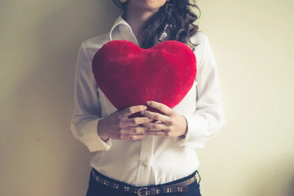 Hermosa mujer con corazón — Foto de Stock