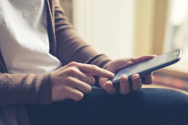 Mujer escribiendo en el teléfono inteligente —  Fotos de Stock