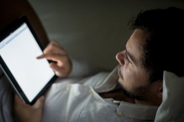 Tablet kullanan adam