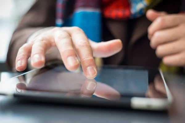 Ręcznie za pomocą tabletu — Zdjęcie stockowe