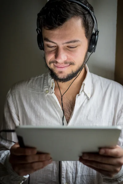 Uomo che utilizza compresse — Foto Stock