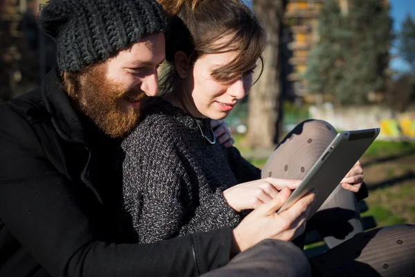 Couple amoureux utilisant une tablette — Photo