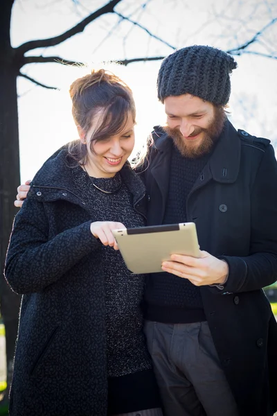 Casal apaixonado usando tablet — Fotografia de Stock