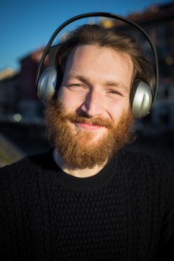 sakallı adam müzik dinleme