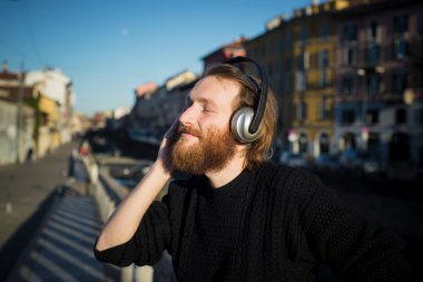 sakallı adam müzik dinleme