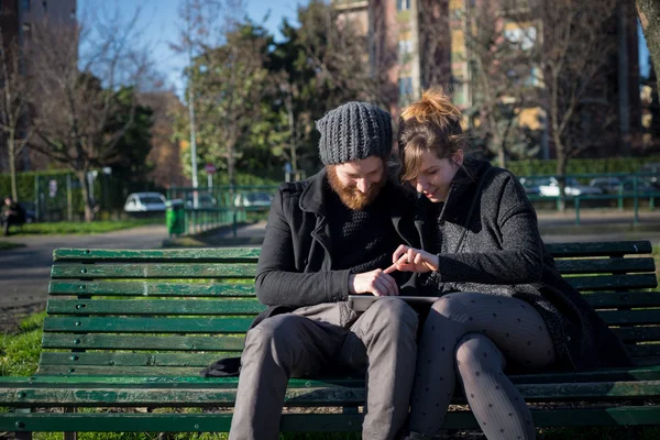 Para zakochanych za pomocą leptop sie — Zdjęcie stockowe