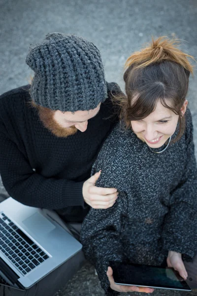 Para zakochanych za pomocą leptop sie — Zdjęcie stockowe