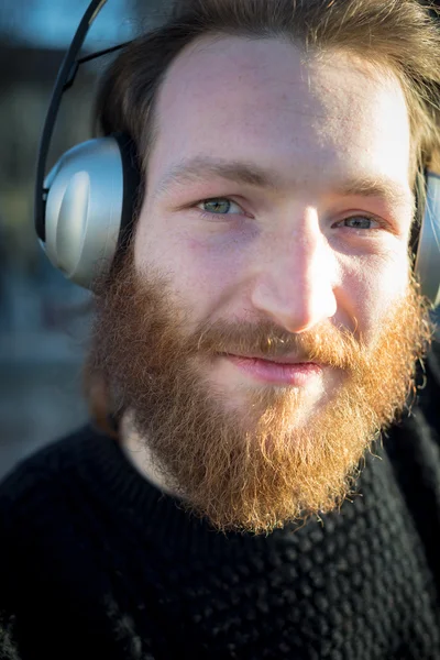 Бородатий чоловік слухає музику — стокове фото