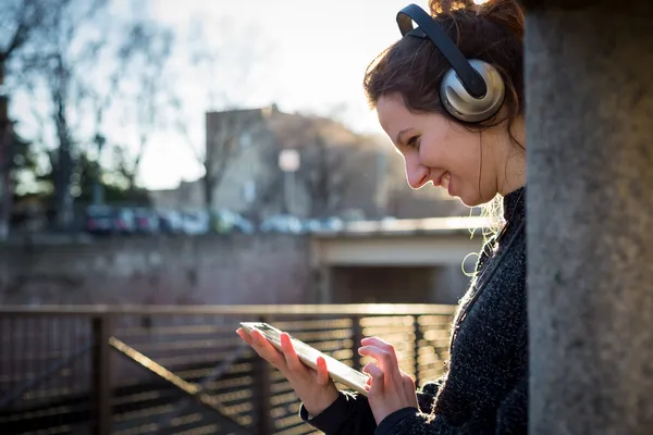 Femme écouter de la musique — Photo