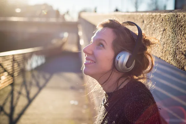 Mulher ouvindo música — Fotografia de Stock