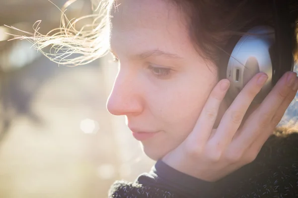 Mulher ouvindo música — Fotografia de Stock