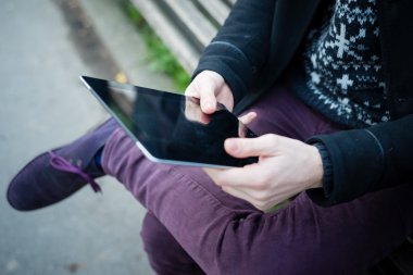Tablet kullanarak eller