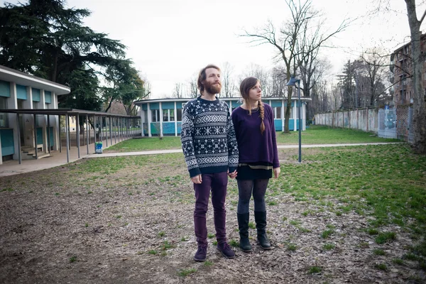 Jeune couple amoureux style de vie en plein air — Photo