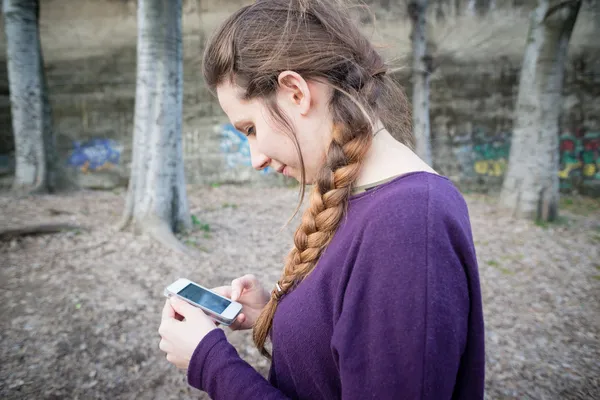 Girl using cellphone — Stock Photo, Image
