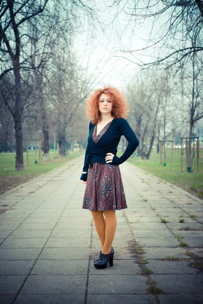 Frau im Park — Stockfoto