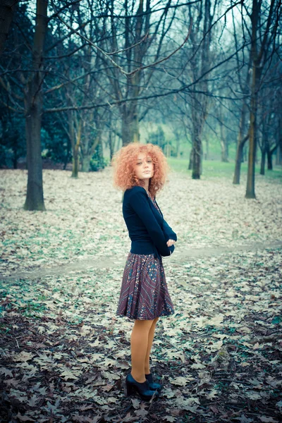 Frau im Park — Stockfoto