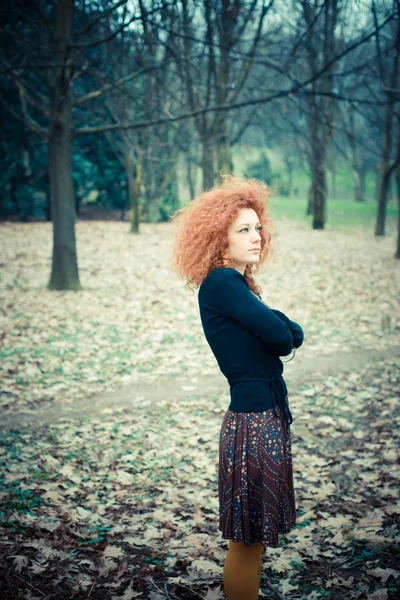 Frau im Park — Stockfoto