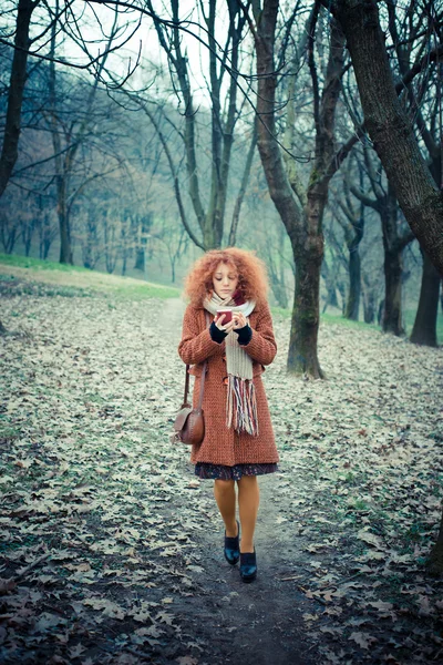 Frau im Park — Stockfoto