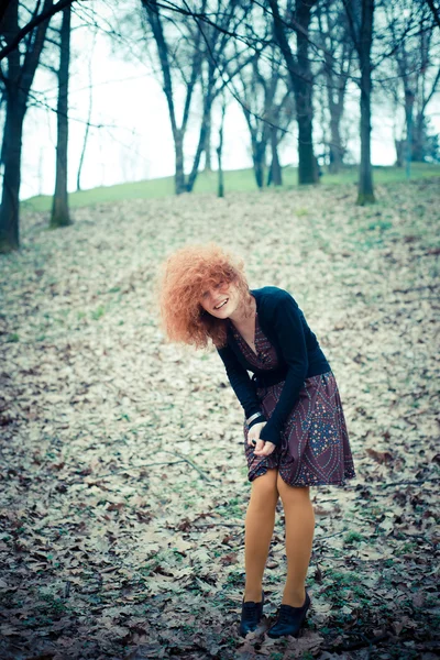 Frau im Park — Stockfoto