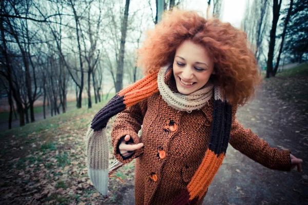 Frau im Park — Stockfoto