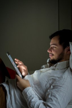 Tablet kullanan adam