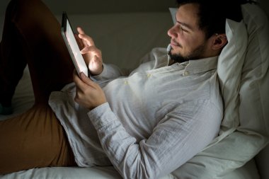 Tablet kullanan adam