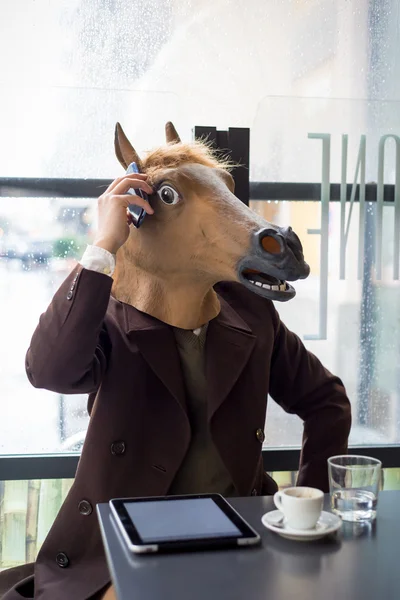 Man i häst mask — Stockfoto