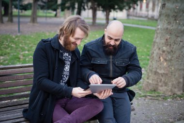 sakallı adam tablet kullanma