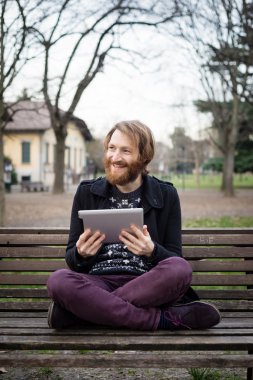 sakallı adam tablet kullanma