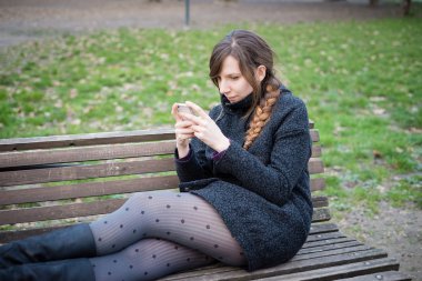 Tablet kullanan kadın