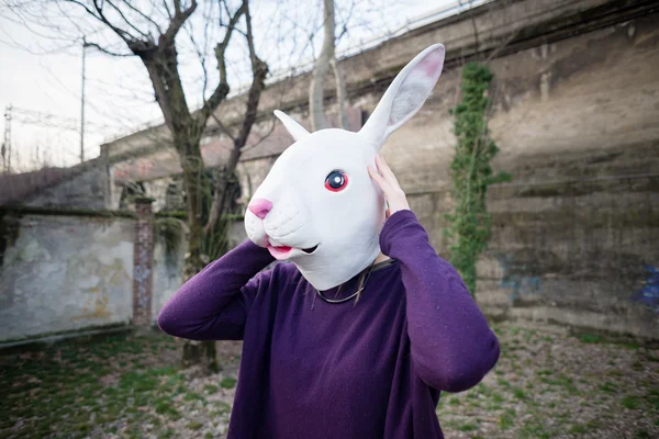 Hipster in konijn masker — Stockfoto