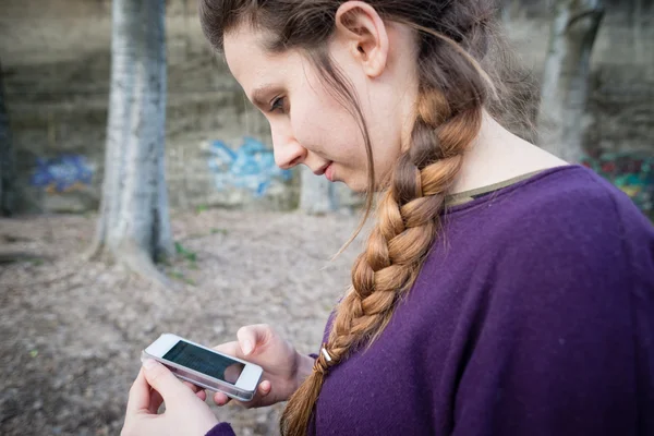 女の子の携帯電話を使用して — ストック写真