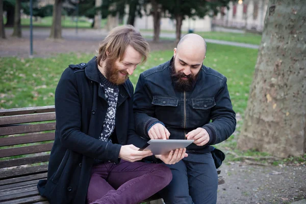 Skäggig man med hjälp av Tablet PC — Stockfoto