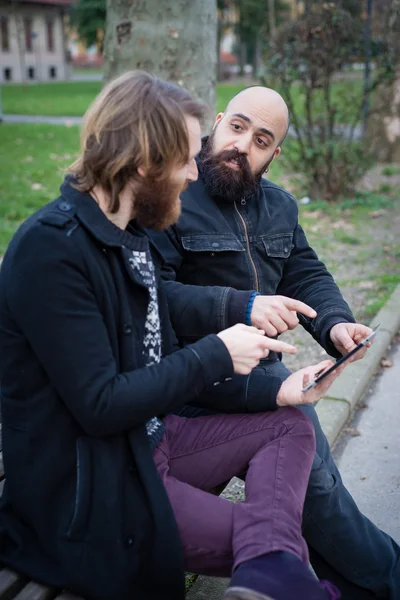 Skäggig mans använder tablet — Stockfoto