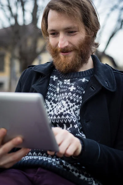 Homme barbu utilisant une tablette — Photo