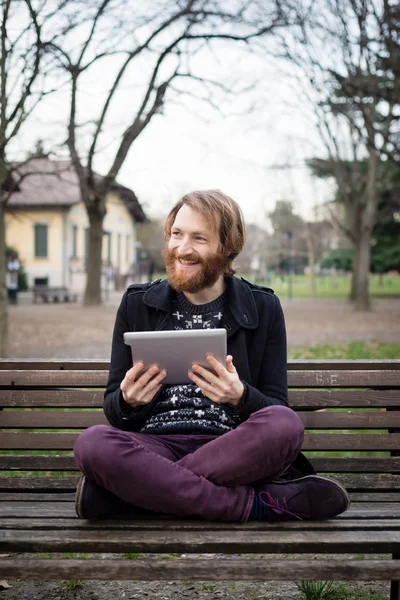 Sakallı adam tablet kullanma — Stok fotoğraf