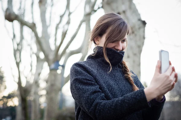 Woman using  tablet — Stock Photo, Image