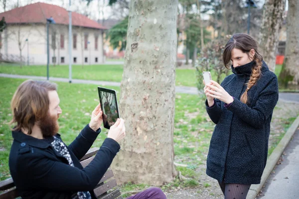 Jovens amantes de cúpula hipster — Fotografia de Stock