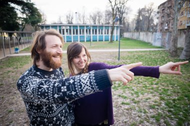 Genç hippi cuople sevenler