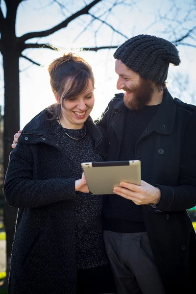 Couple utilisant la tablette — Photo