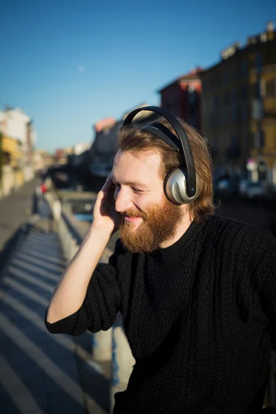 Müzik dinleyen adam. — Stok fotoğraf